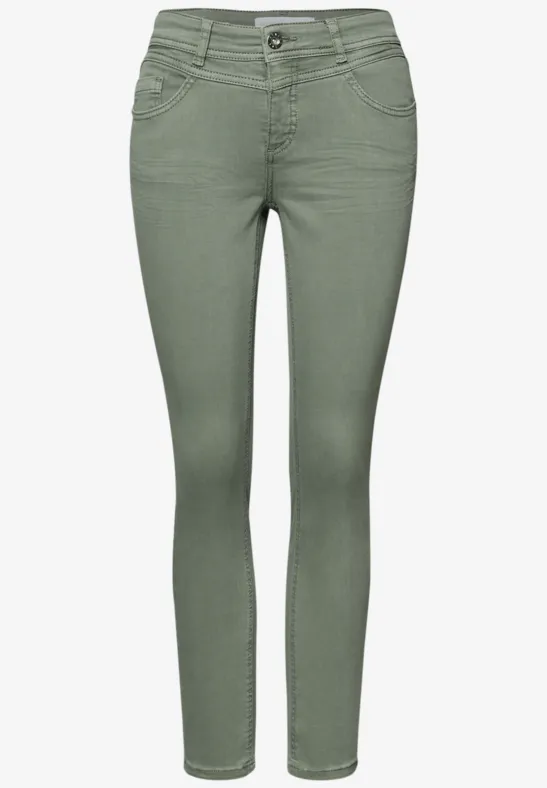 Mid Waist Slim Leg Jeans dans un Casual Fit Sage Green Washed