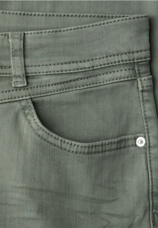 Mid Waist Slim Leg Jeans dans un Casual Fit Sage Green Washed