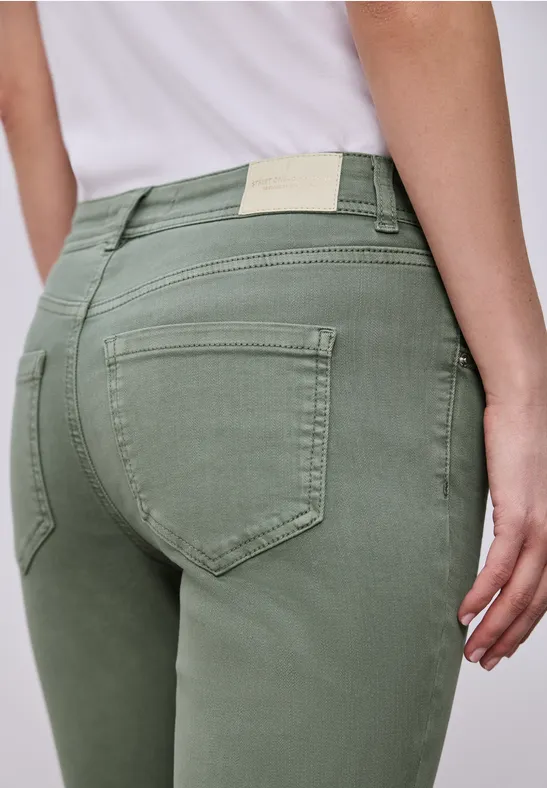 Mid Waist Slim Leg Jeans dans un Casual Fit Sage Green Washed