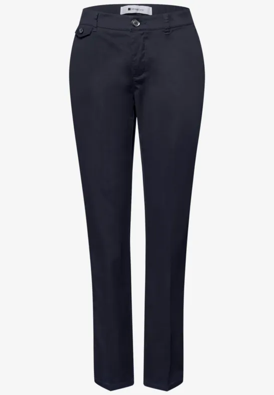 Chino en coupe casual dans une qualité douce deep blue