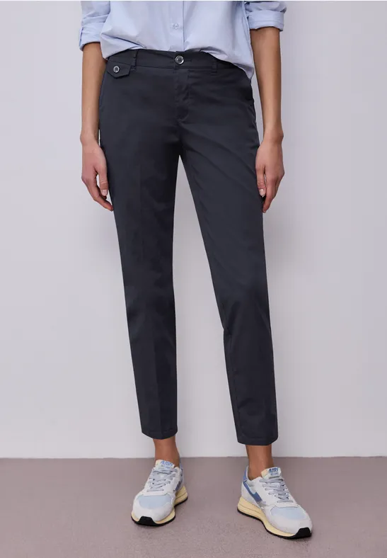 Chino en coupe casual dans une qualité douce deep blue