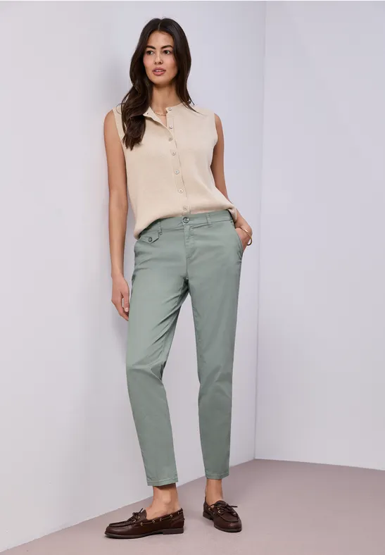 Chino en coupe casual dans une qualité douce dark mint green