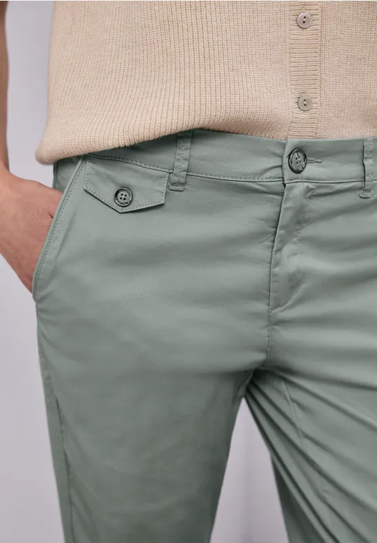 Chino en coupe casual dans une qualité douce dark mint green