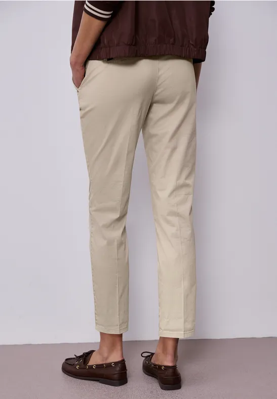 Chino en coupe casual dans une qualité douce cobble stone