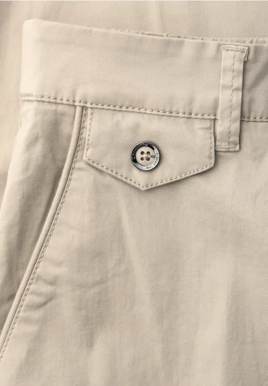 Chino en coupe casual dans une qualité douce cobble stone