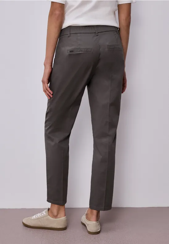 Casual fit chino's in een zachte stof deep earth