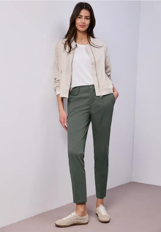 Chino en coupe casual dans une qualité douce cilantro green