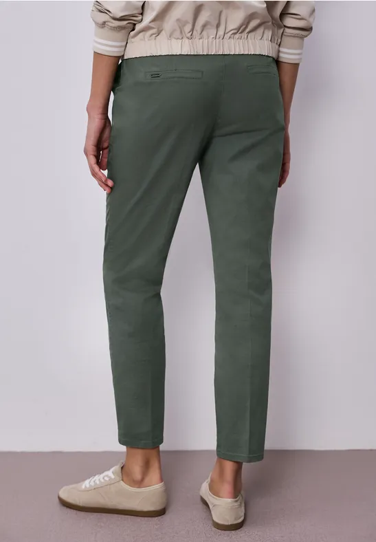 Chino en coupe casual dans une qualité douce cilantro green