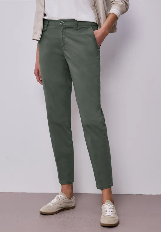 Chino en coupe casual dans une qualité douce cilantro green