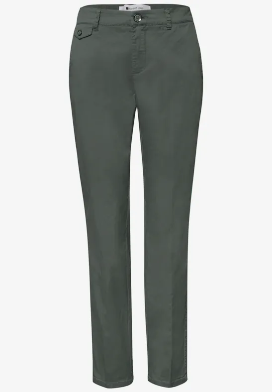 Chino en coupe casual dans une qualité douce cilantro green