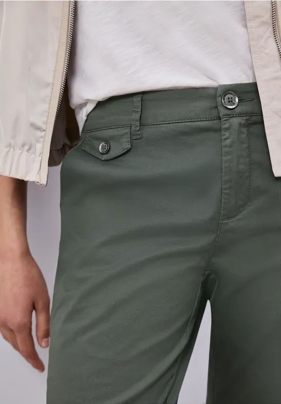Chino en coupe casual dans une qualité douce cilantro green