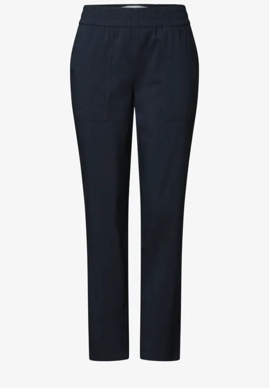 Schlichte schwarze Hose mit elastischem Bund und geradem Schnitt.