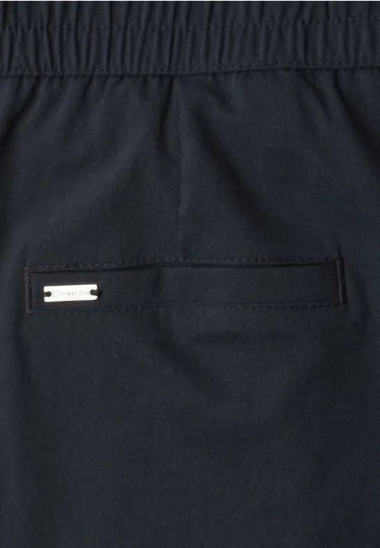 Dunkelblaue Hose mit elastischem Bund und hinterer Tasche mit rechteckigem Metalldetail