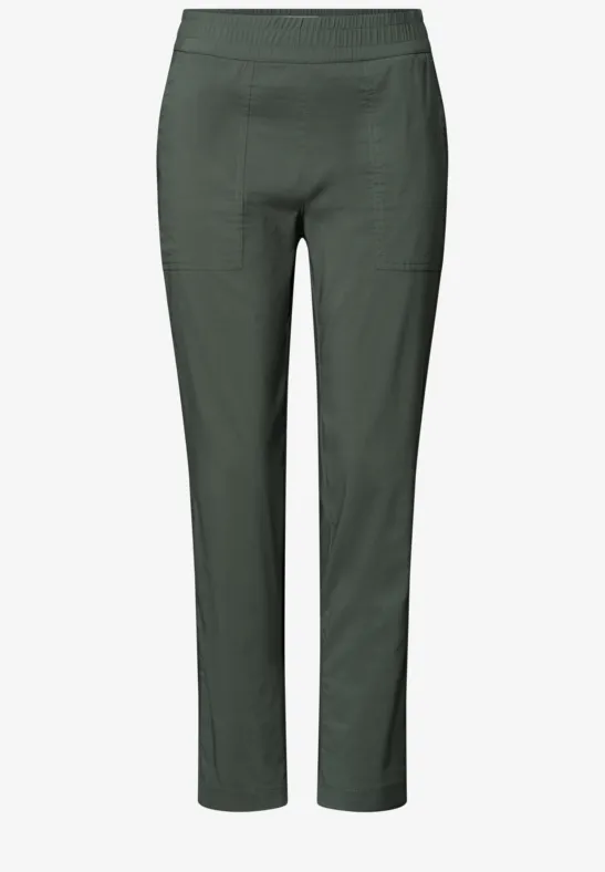 Donkergroene slim-fit broek met rechte pijpen, hoge taille en opgestikte zakken aan de voorkant.