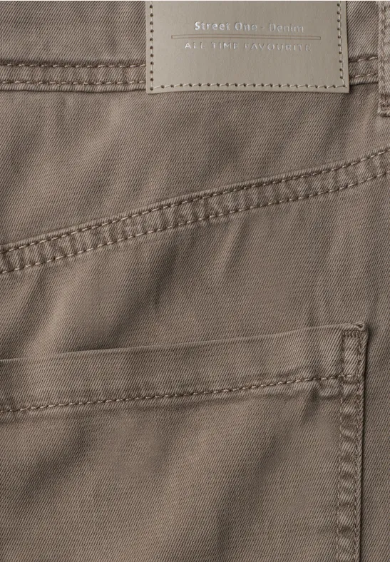 Nahaufnahme einer braunen Hose mit sichtbaren Nähten und Gesäßtasche.