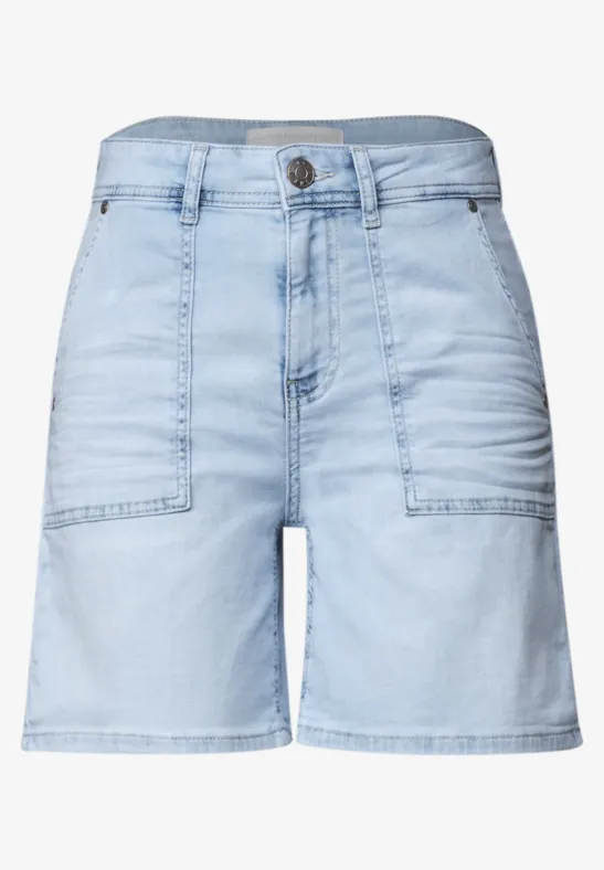 Hellblaue Jeans-Shorts mit hoher Taille und aufgesetzten Vordertaschen.