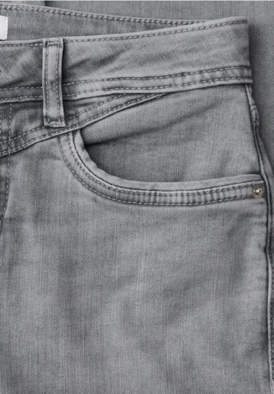 Nahaufnahme einer grauen Jeanshose mit sichtbarer Tasche, Gürtelschlaufe und Nahtdetails.