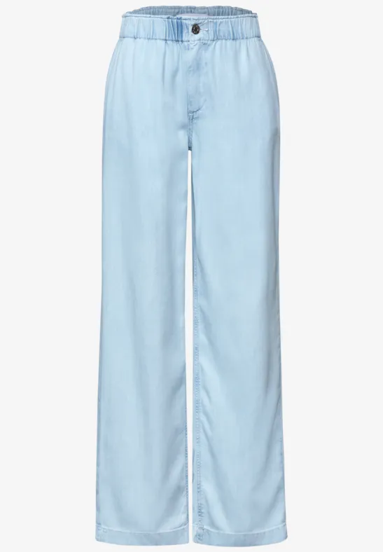 Lichtblauwe, wijdvallende broek van licht materiaal.