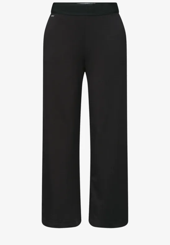 Schlichte, schwarze, weite Hose mit elastischem Bund.