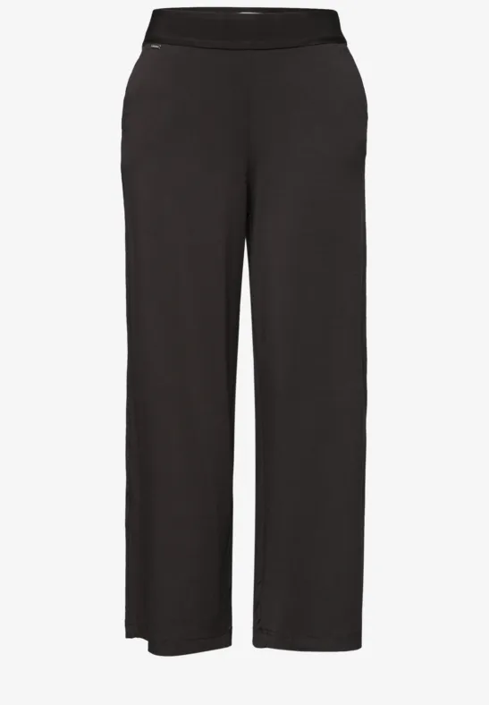 Zwarte, rechte broek met wijde pijpen en elastische taille
