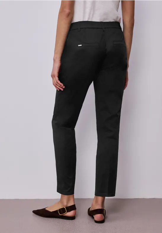 Chino en coupe casual dans une qualité douce Black
