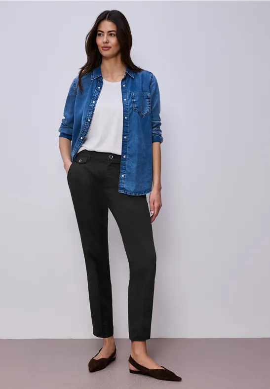 Chino en coupe casual dans une qualité douce Black