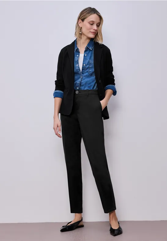 Chino en coupe casual dans une qualité douce Black