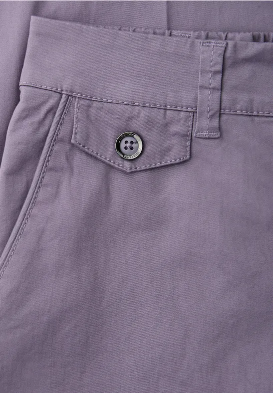 Chino en coupe casual dans une qualité douce faded violet
