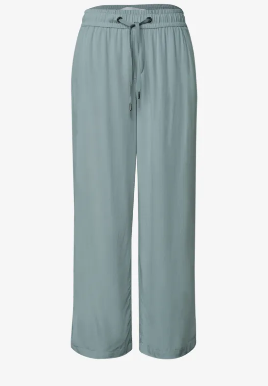 Lichtgroene, losvallende broek met elastische taille en trekkoord, perfect voor ontspanning.