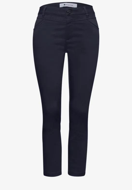 Donkerblauwe dames skinny jeans met vijfzakken en smalle pijpen.