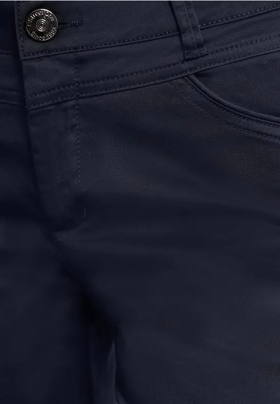 Donkerblauwe broek met tailleband, knoop en voorvak