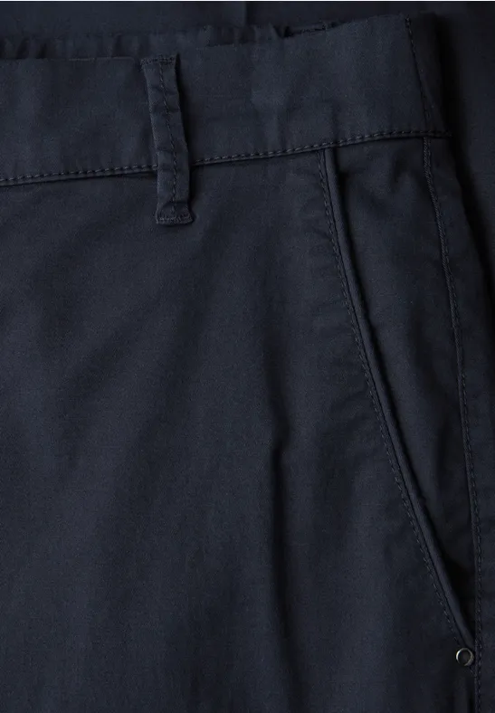 Nahaufnahme einer dunkelblauen Hose mit Gürtelschlaufen und Eingrifftasche.