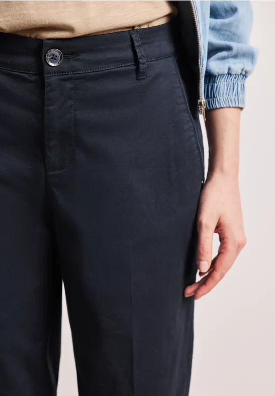 Damenhose aus dunkelblauem Stoff, gerade geschnitten, mit Knopf und Reißverschluss, seitliche Taschen sichtbar