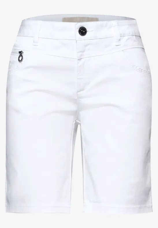 Witte knielange short met ceintuurlussen en zakken.