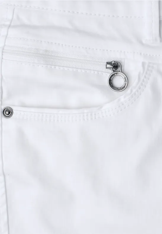 Witte spijkerbroek met klein metalen oogje op de voorzak.