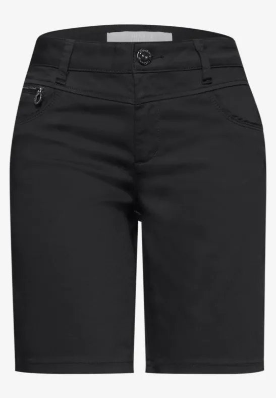 Bermuda noir élégant avec passants de ceinture et fermeture par bouton.