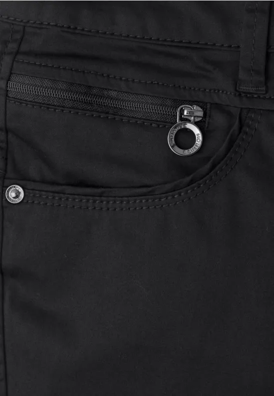 Pantalon noir avec poche zippée, petite poche à pièce ornée d’un anneau métallique et surpiqûres.