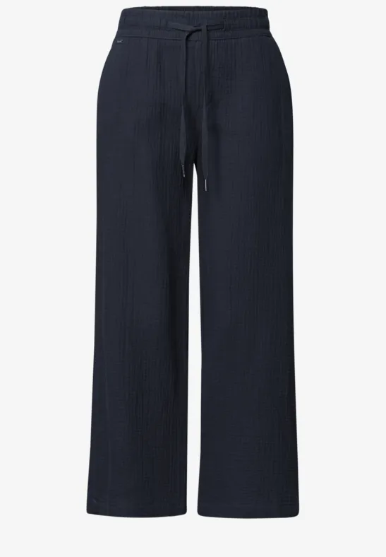 Donkerblauwe, wijde broek met trekkoord en zijzakken.