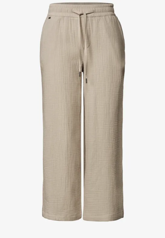 Beige corduroy broek met wijd pijpje en taillekoord.