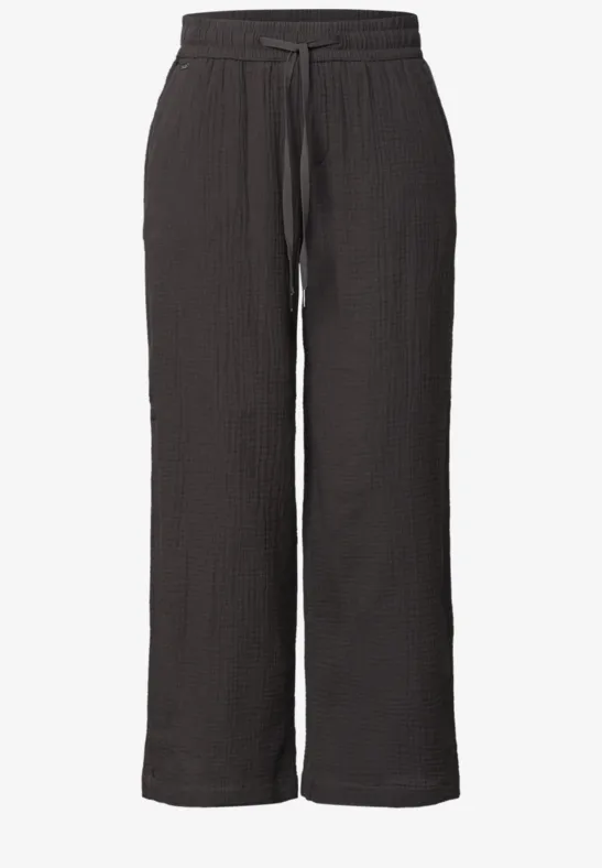 Zwarte wijde broek van licht materiaal met elastische taille