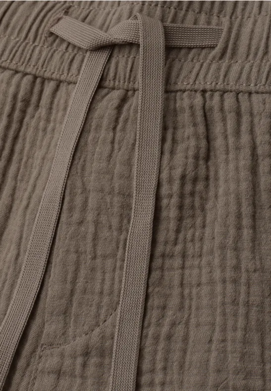Braun-beige Musselin-Hose mit elastischem Bund und Kordelzug, leichter, strukturierter Baumwollstoff.