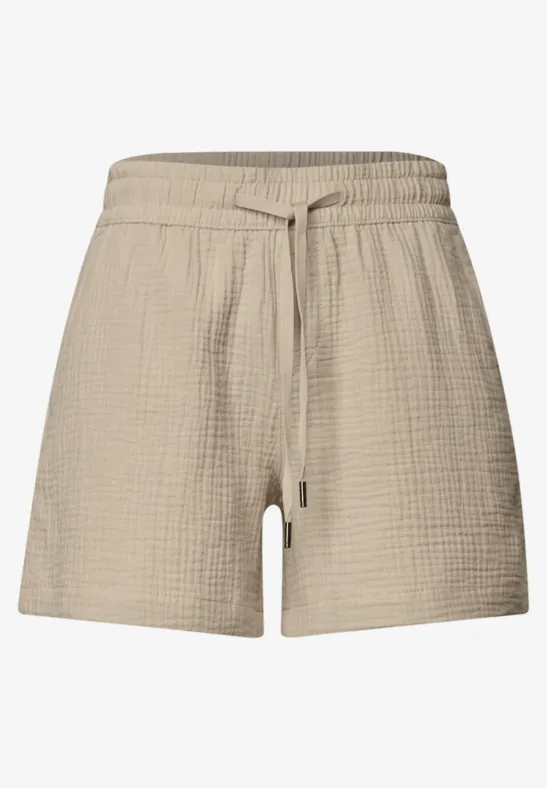 Short beige texturé en coton, taille élastiquée avec cordon de serrage.