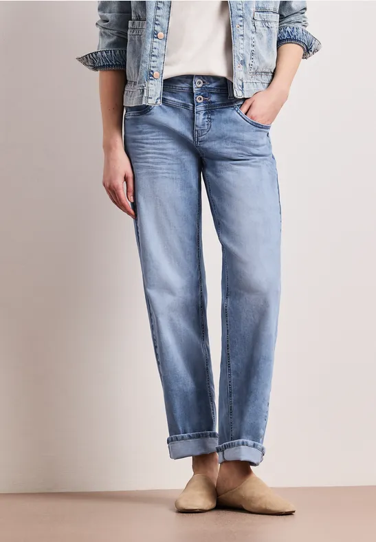 Mid Waist straight leg jeans in casual fit light blue wash