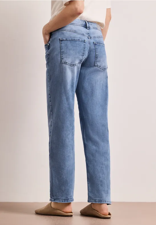 Mid Waist straight leg jeans in casual fit light blue wash