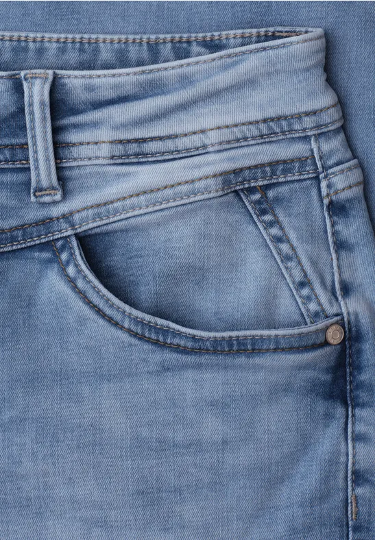 Mid Waist straight leg jeans in casual fit light blue wash