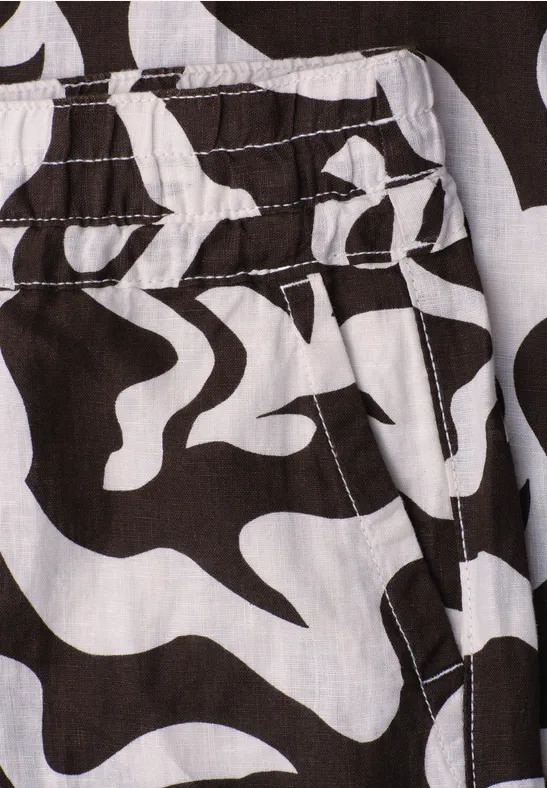 Close-up van zwart-wit gestreepte stof met stiksel en steekzak.