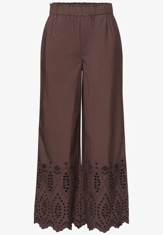 Braune, weit geschnittene Hose mit besticktem, gezacktem Saum.