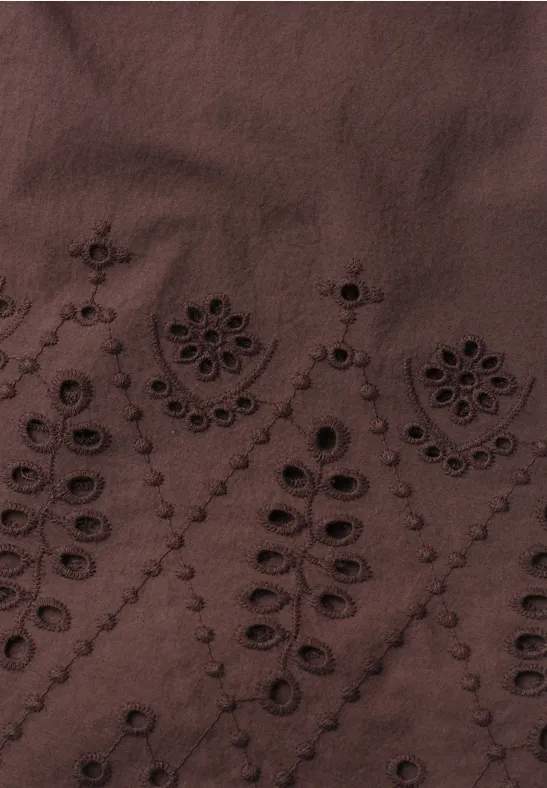 Dunkelbrauner Stoff mit feinem, floralem Stick- und Lochmuster