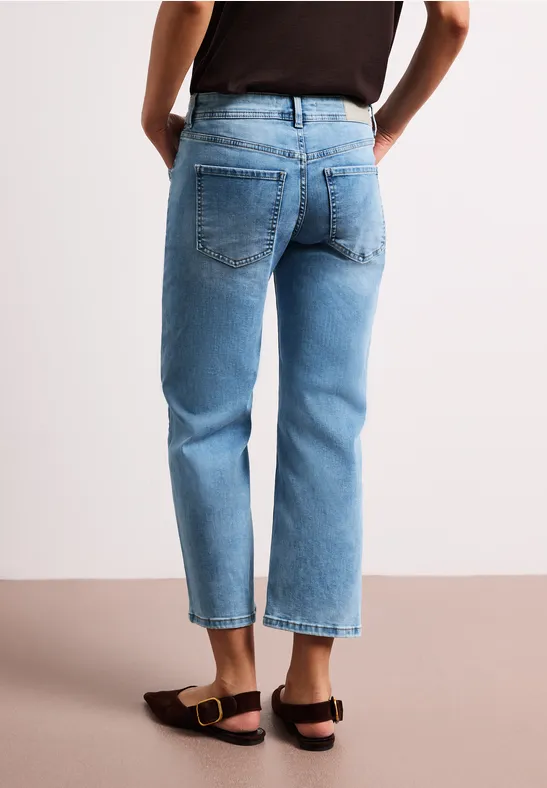Mid Waist straight leg jeans in casual fit light blue wash