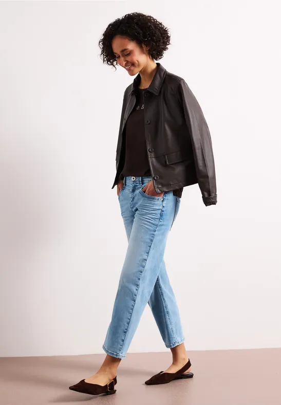 Mid Waist straight leg jeans in casual fit light blue wash